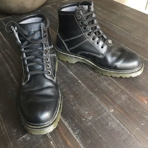 Dr. Martens Roseland men’s boot